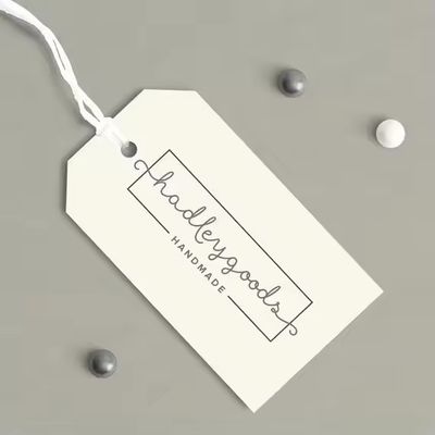 Forma personalizada Etiquetas de ropa de papel kraft blanco Logotipo biodegradable Etiquetas colgantes