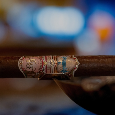 comprar Pegatina personalizada para cigarros de venta caliente, etiqueta personalizada UV Gold, etiqueta de anillo para cigarros, marca privada, adhesiva, impermeable, impresión de etiquetas de dibujos animados online manufacture