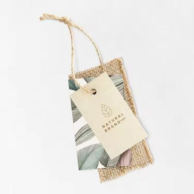 Buen precio Etiquetas de ropa personalizadas contra la falsificación Etiquetas de ropa personalizadas de madera Kraft cuero en línea