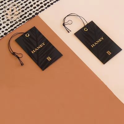 Buen precio Etiquetas de ropa en relieve negras Eco-friendly Luxury Etiquetas personalizadas impresas para ropa en línea