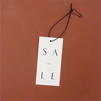 Buen precio Regalos Cinturón Etiquetas de ropa personalizadas Papel negro Etiquetas de precio Etiquetas de colgar para ropa en línea