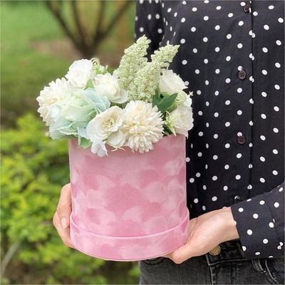 Buen precio Caja de papel de artesanía de mano de cuero de embalaje cubo de regalo de embalaje rosa verde en línea