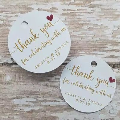 Buen precio Nuevo diseño grabado etiqueta especial de regalo cadena de PVC etiquetas de prendas de vestir en línea